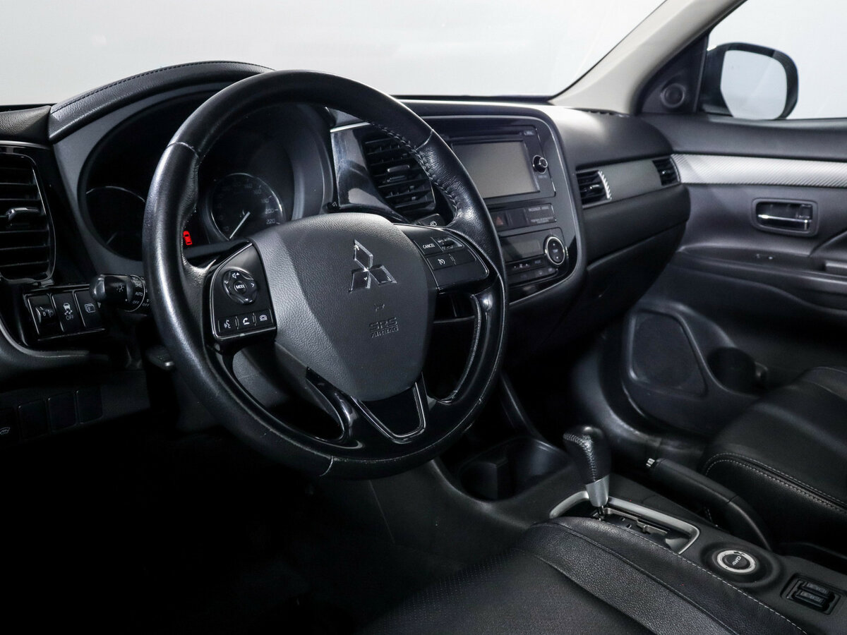 Mitsubishi Outlander с пробегом — 2015 год. Фото: #13