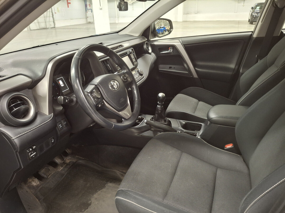 Toyota RAV4 с пробегом — 2015 год. Фото: #14