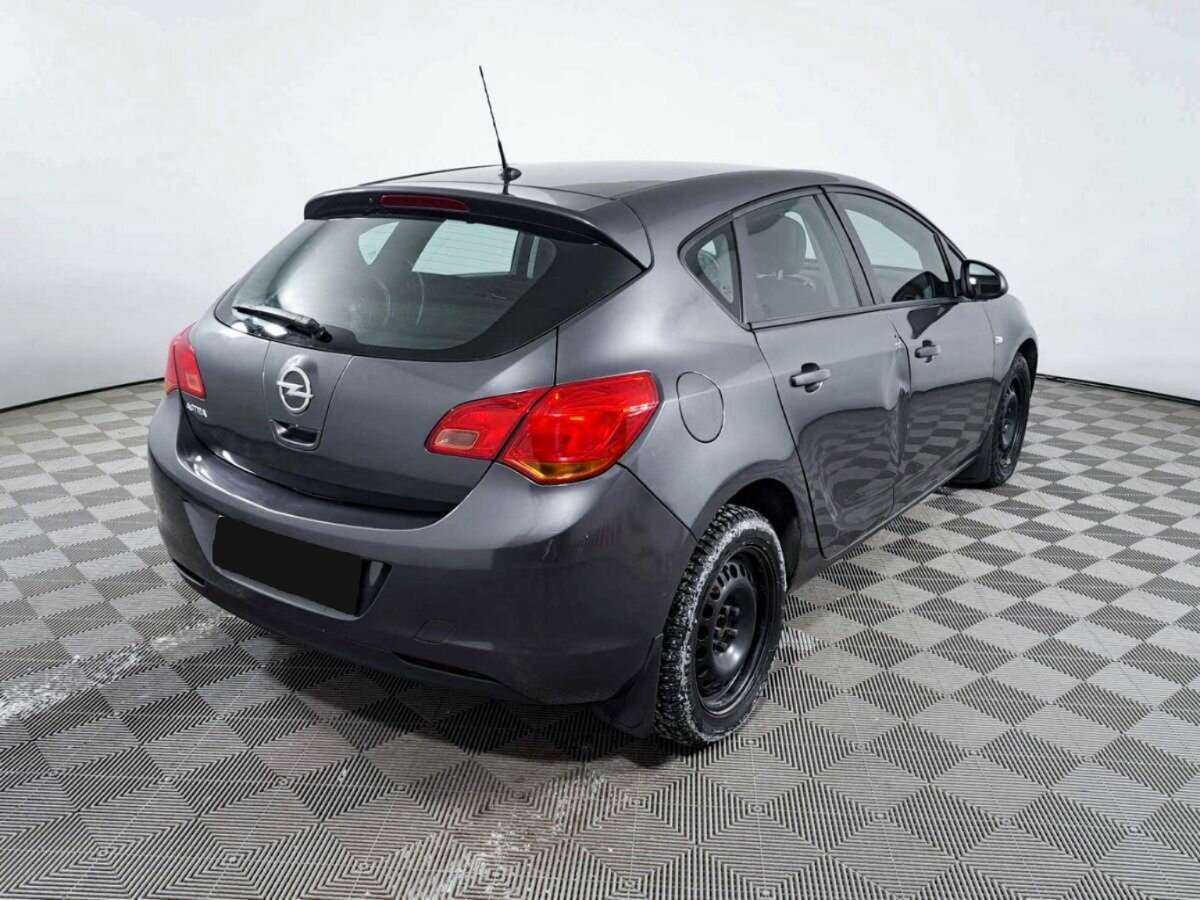 Opel Astra с пробегом — 2011 год. Фото: #3