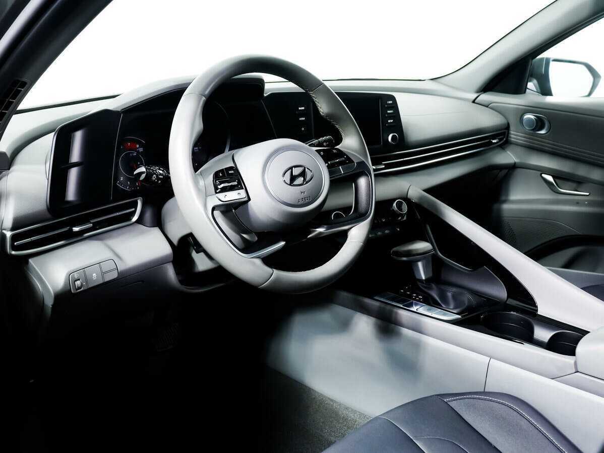 Hyundai Elantra с пробегом — 2021 год. Фото: #12