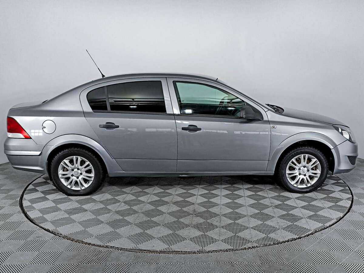 Opel Astra с пробегом — 2011 год. Фото: #3