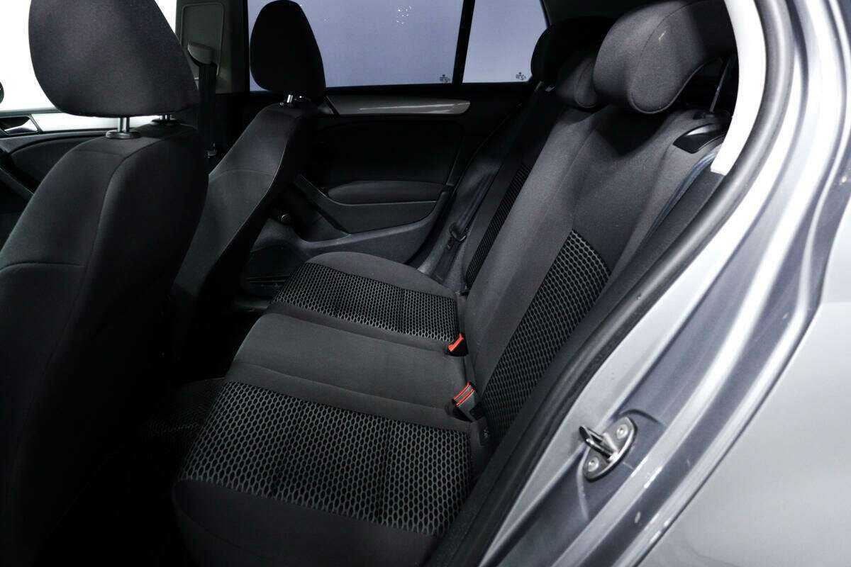 Volkswagen Golf с пробегом — 2010 год. Фото: #10