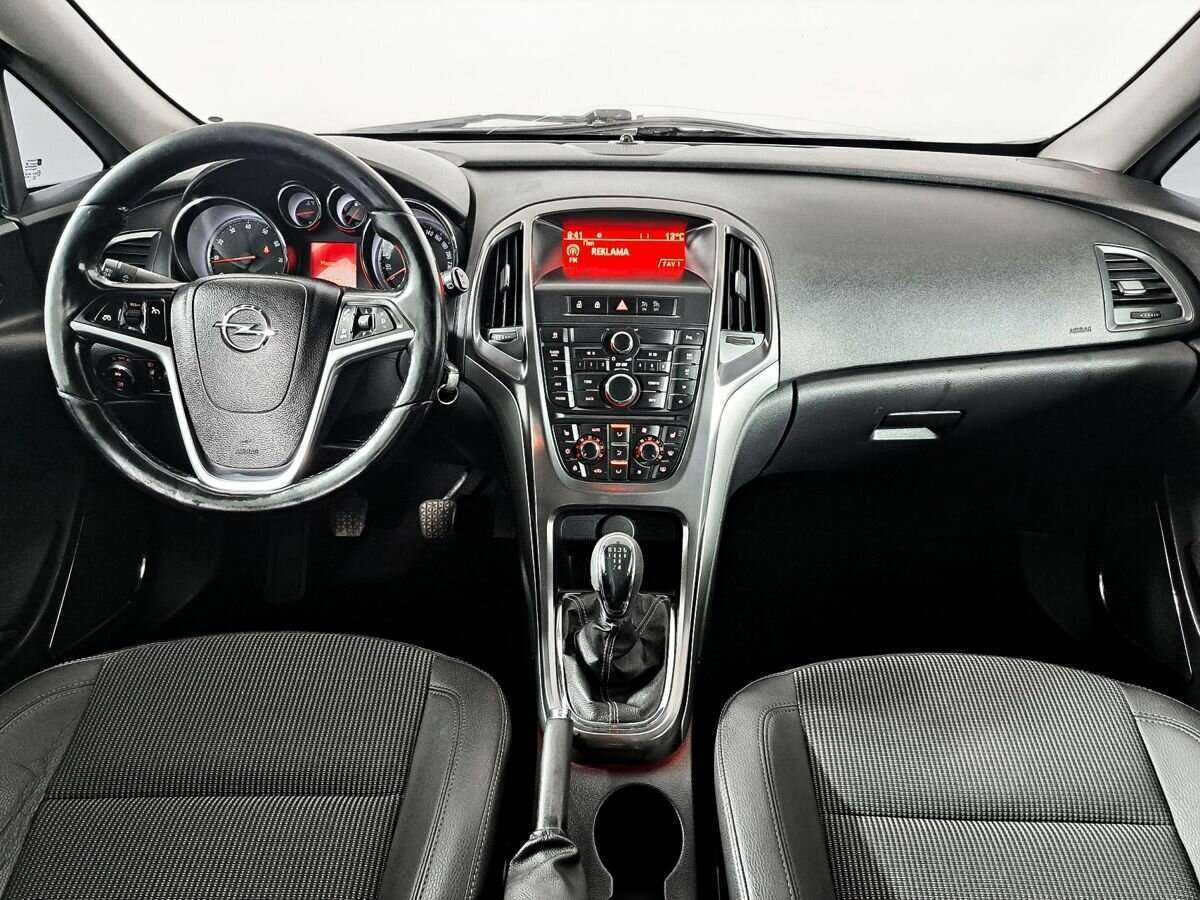 Opel Astra с пробегом — 2011 год. Фото: #13
