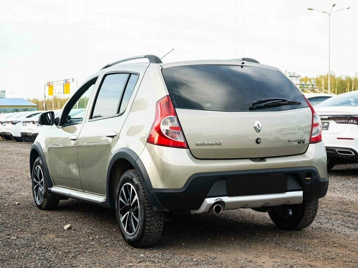 Renault Sandero с пробегом — 2011 год. Фото: #3