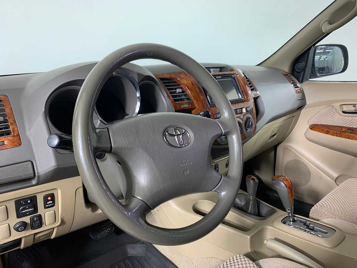 Toyota Fortuner с пробегом — 2011 год. Фото: #8
