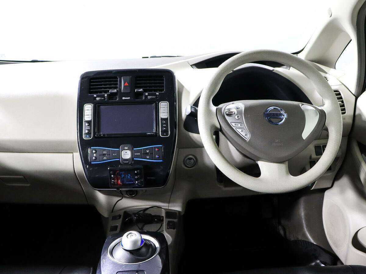 Nissan Leaf с пробегом — 2011 год. Фото: #9