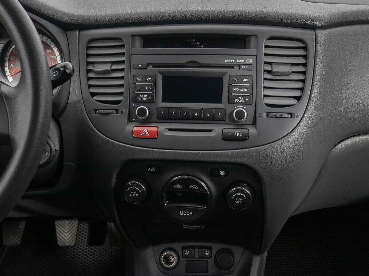 Kia Rio с пробегом — 2011 год. Фото: #13