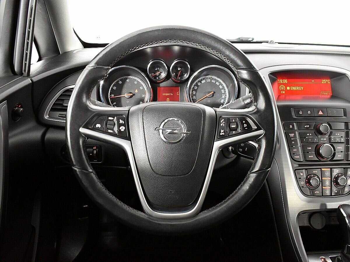 Opel Astra с пробегом — 2012 год. Фото: #10