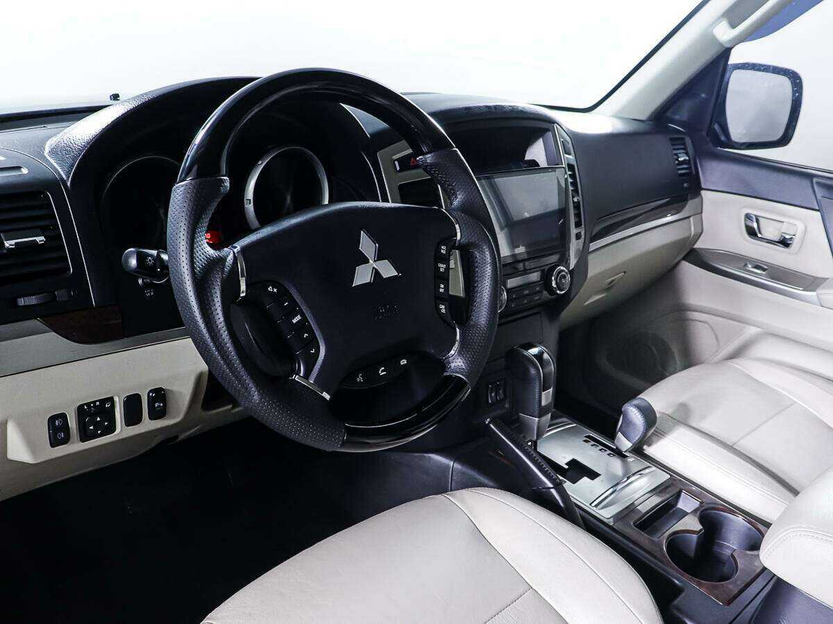 Mitsubishi Pajero с пробегом — 2017 год. Фото: #11
