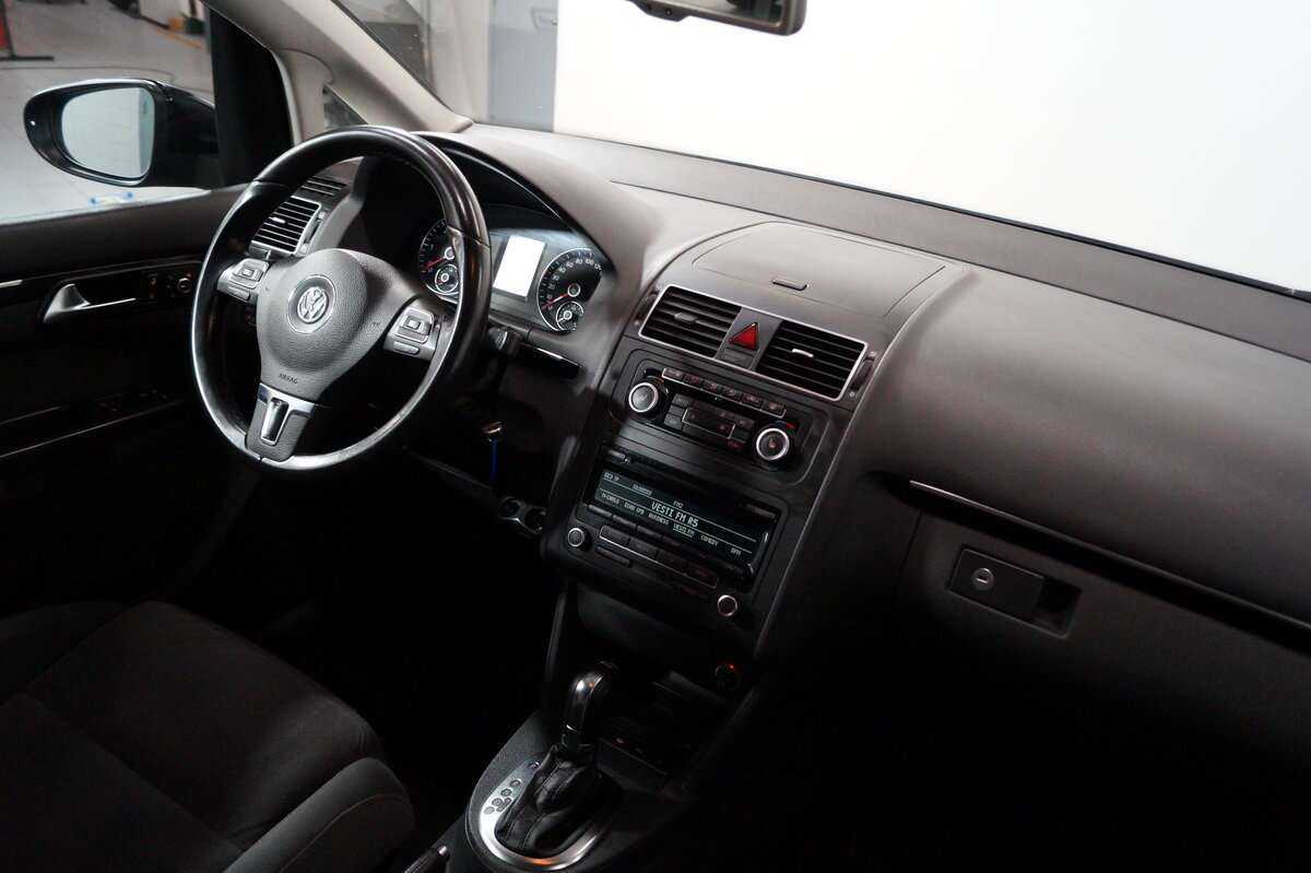 Volkswagen Touran с пробегом — 2012 год. Фото: #11
