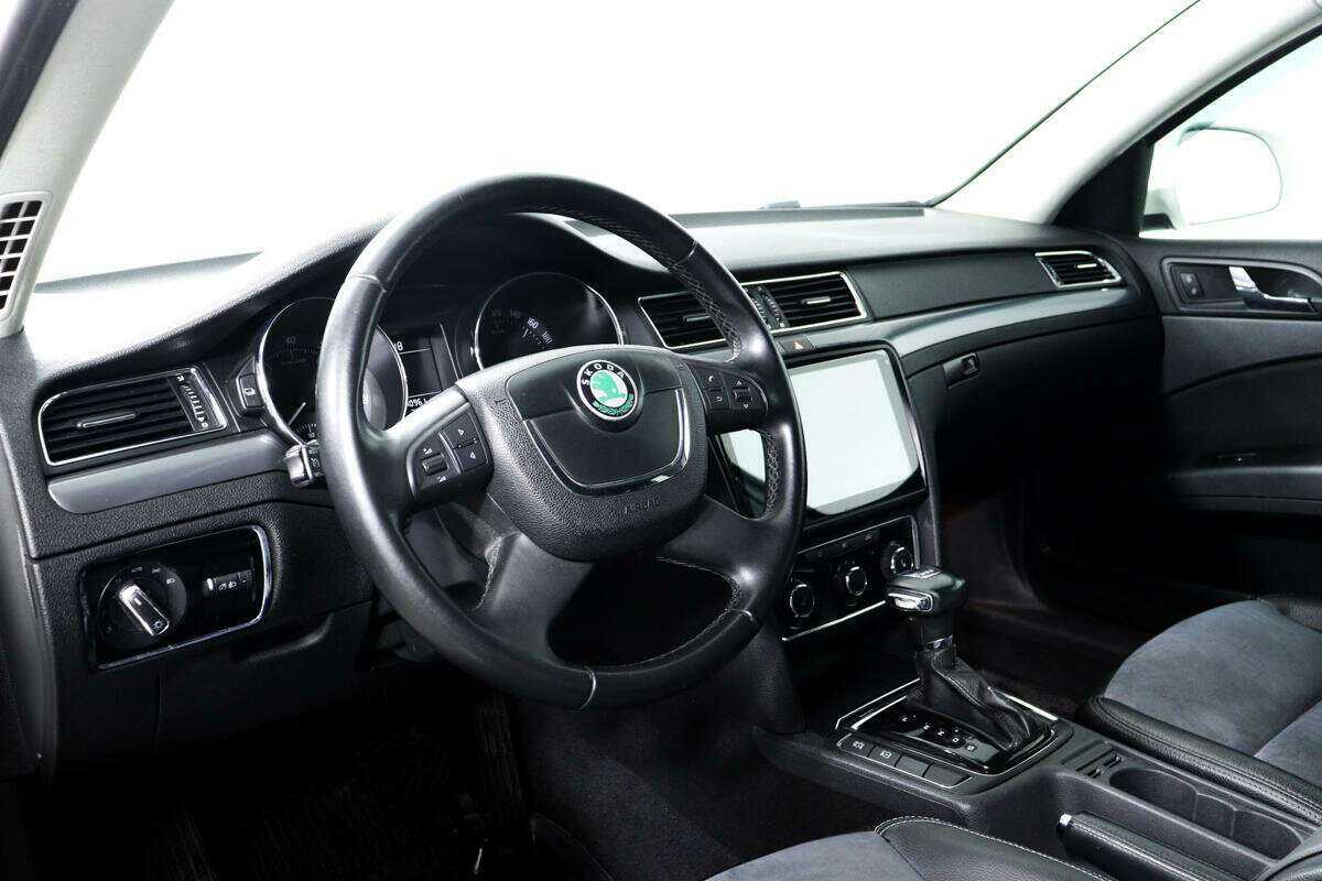 Skoda Superb с пробегом — 2011 год. Фото: #12
