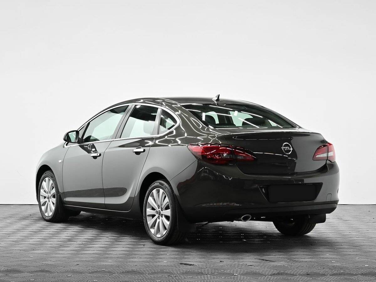 Opel Astra с пробегом — 2013 год. Фото: #2