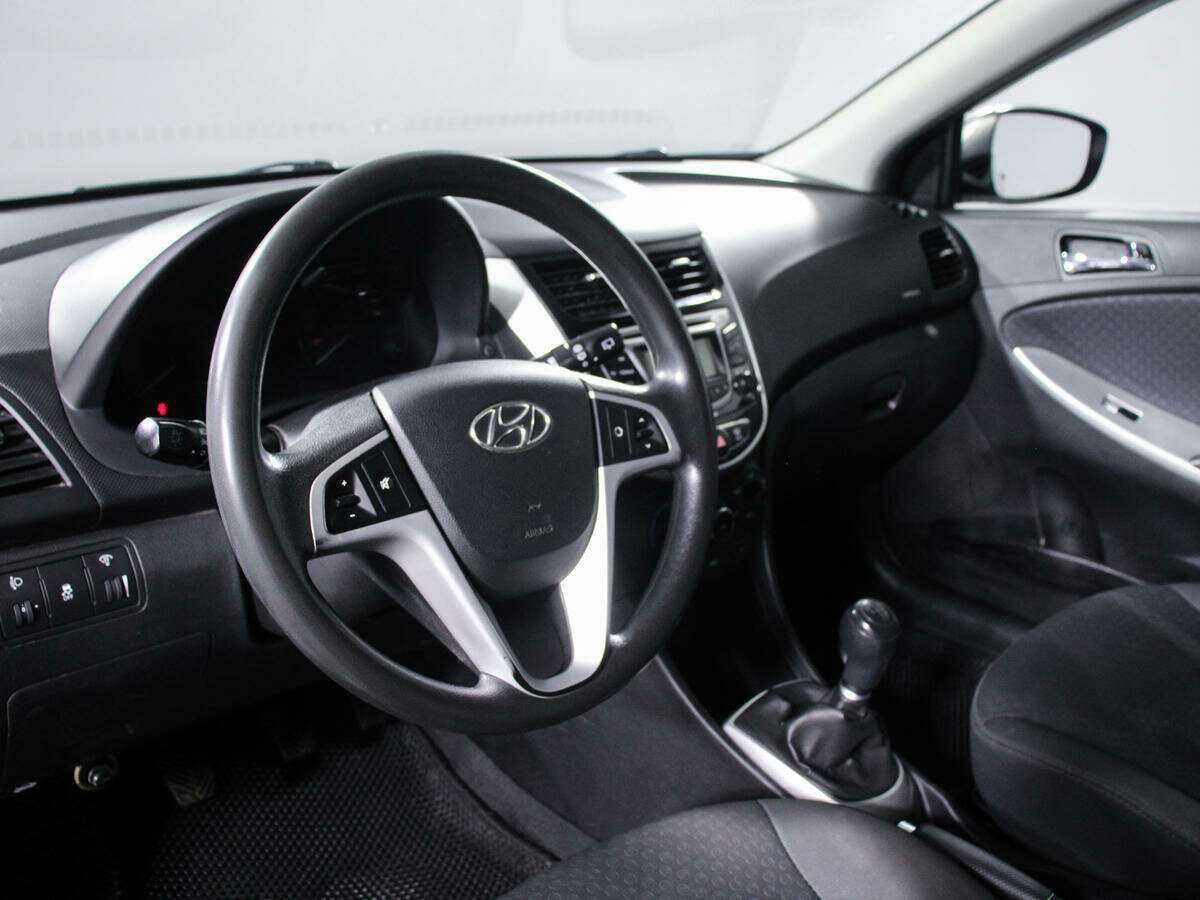 Hyundai Solaris с пробегом — 2012 год. Фото: #10