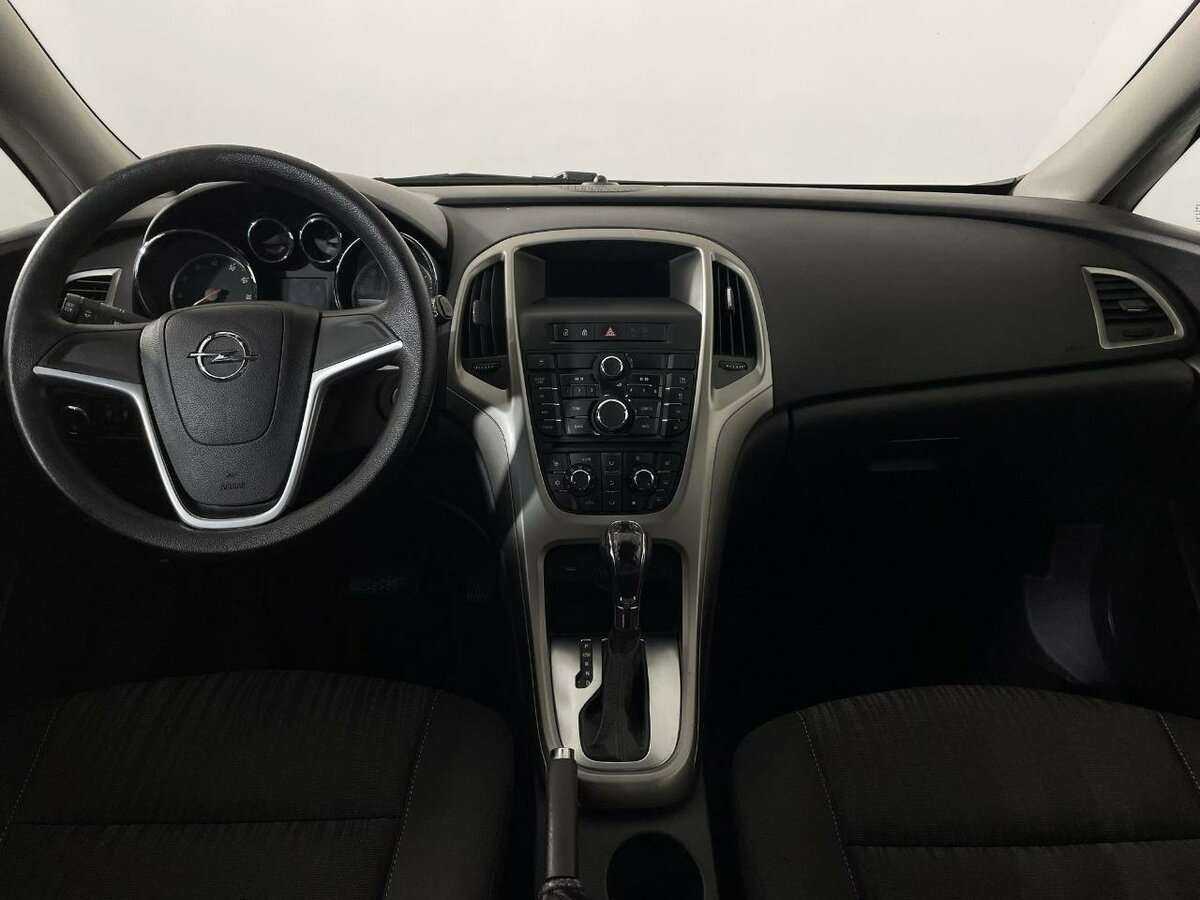 Opel Astra с пробегом — 2011 год. Фото: #6