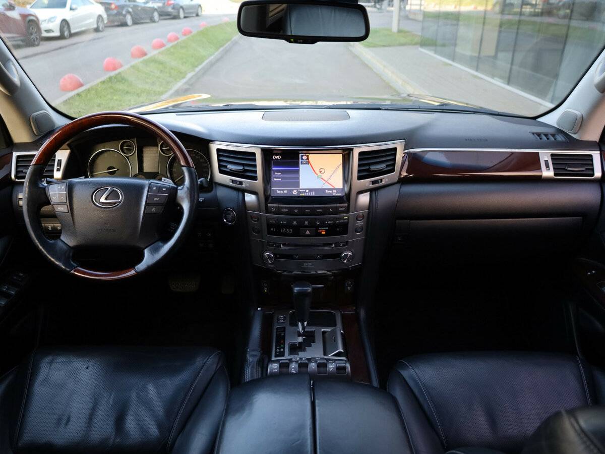 Lexus LX с пробегом — 2012 год. Фото: #19
