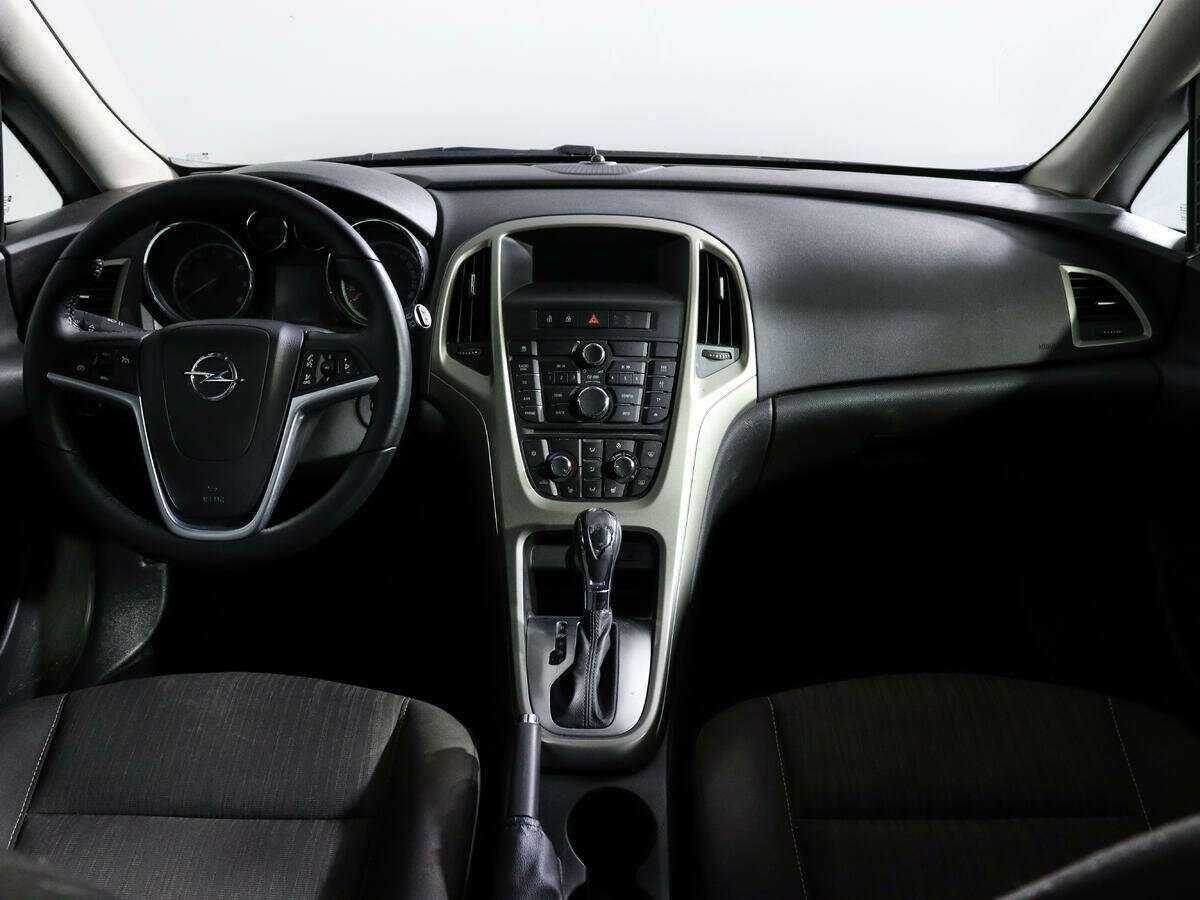 Opel Astra с пробегом — 2012 год. Фото: #9