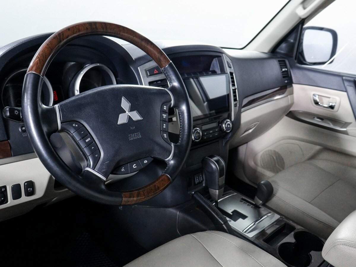 Mitsubishi Pajero с пробегом — 2017 год. Фото: #10