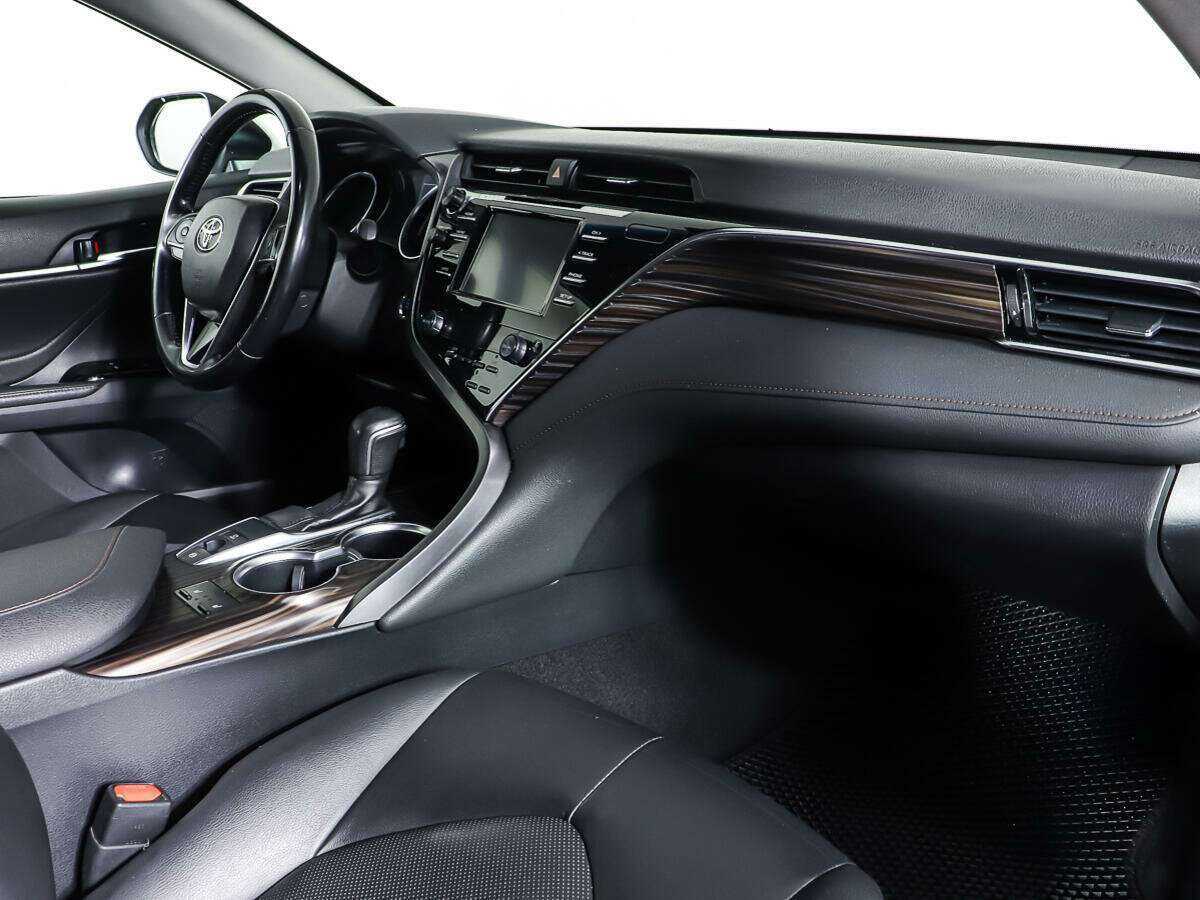 Toyota Camry с пробегом — 2018 год. Фото: #8