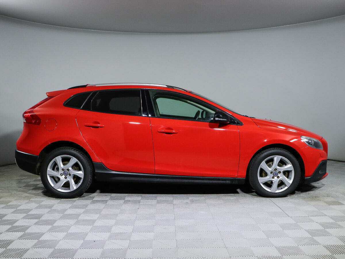 Volvo V40 Cross Country с пробегом — 2014 год. Фото: #1