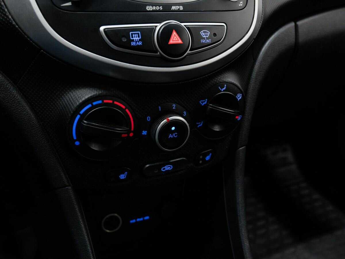 Hyundai Solaris с пробегом — 2011 год. Фото: #17