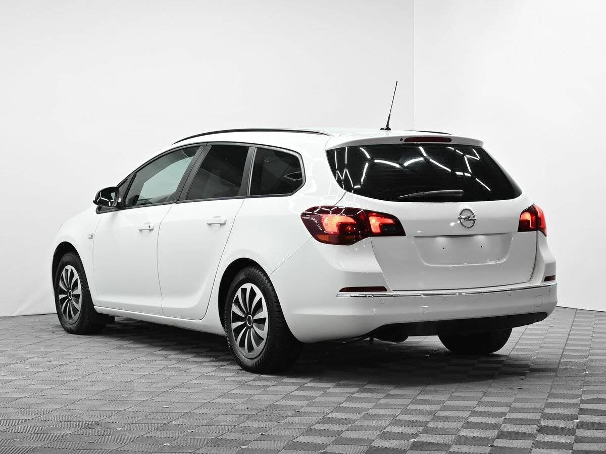 Opel Astra с пробегом — 2012 год. Фото: #2