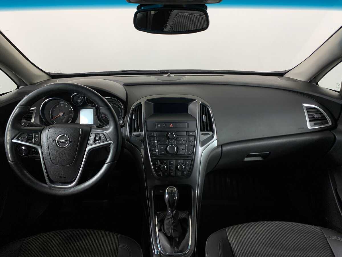 Opel Astra с пробегом — 2012 год. Фото: #12