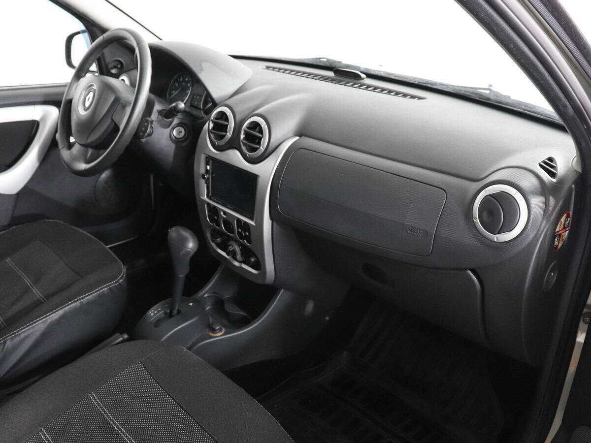 Renault Sandero с пробегом — 2011 год. Фото: #9