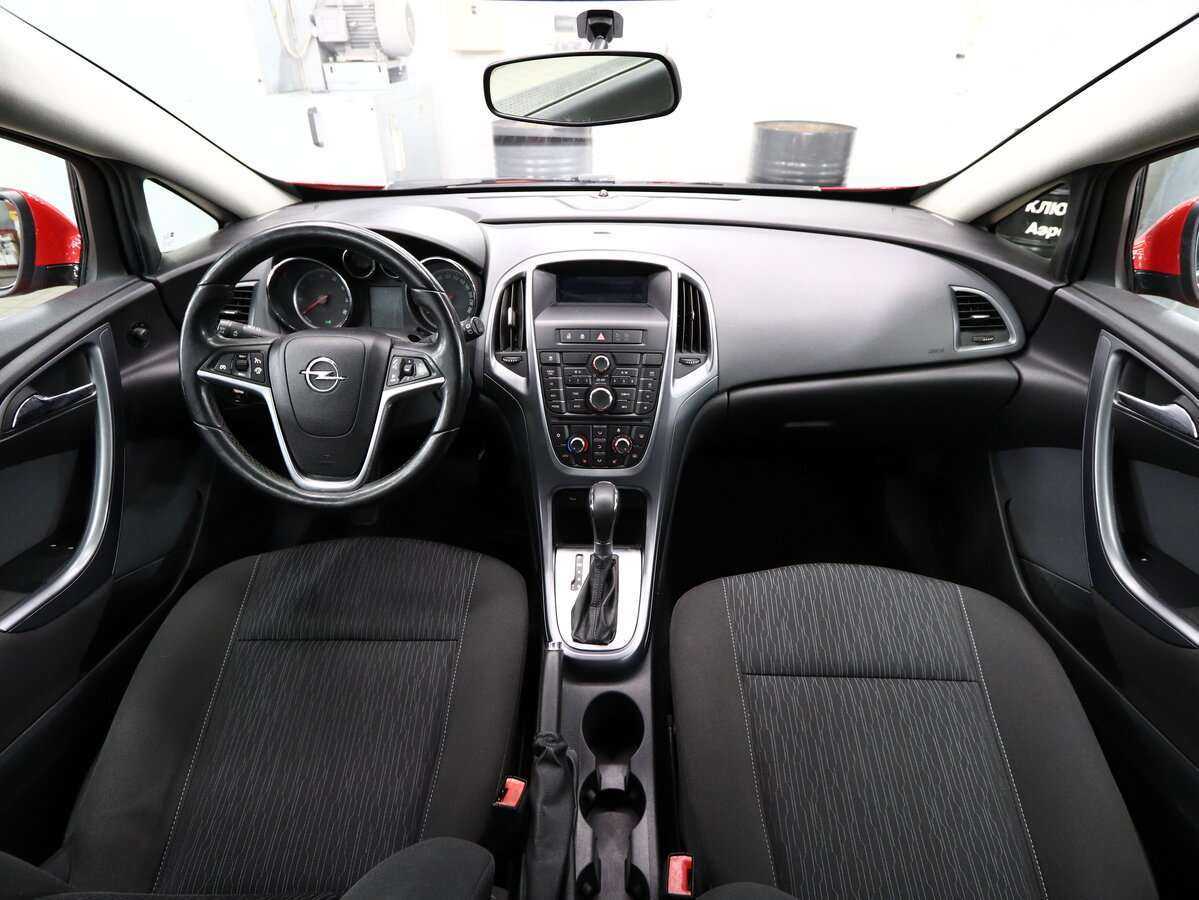 Opel Astra с пробегом — 2012 год. Фото: #13