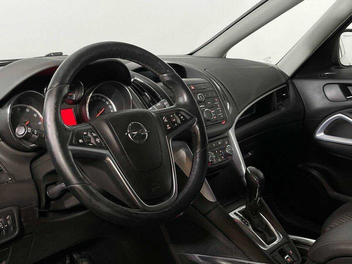 Opel Zafira с пробегом — 2013 год. Фото: #10