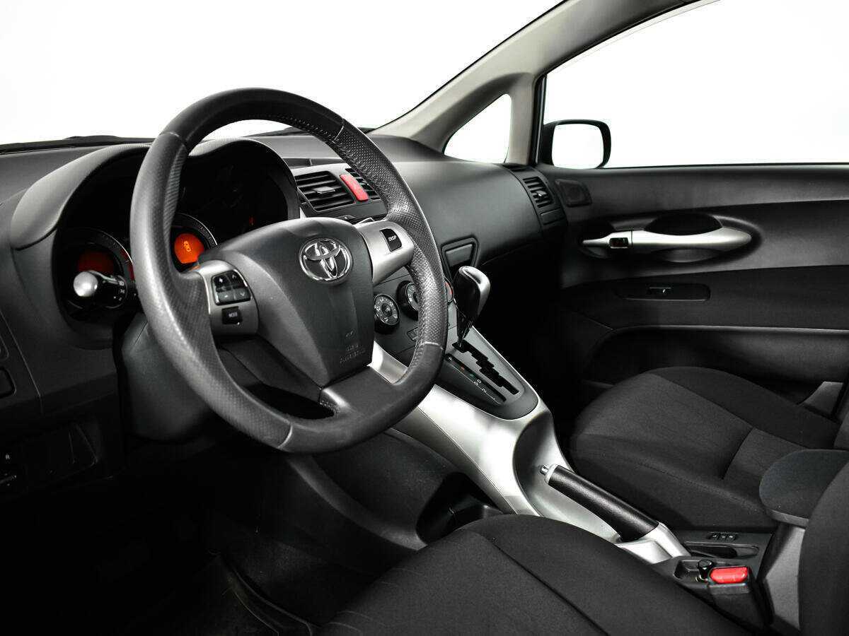Toyota Auris с пробегом — 2010 год. Фото: #12