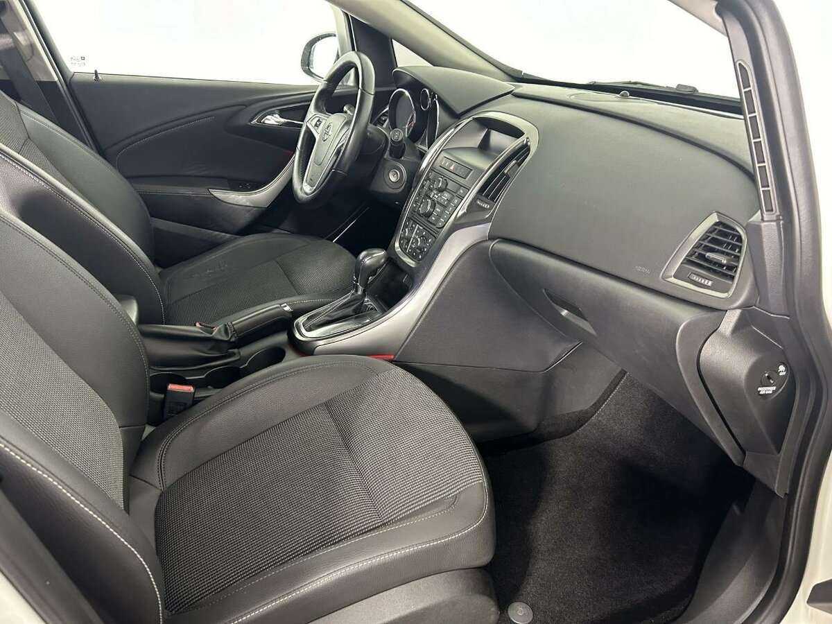 Opel Astra с пробегом — 2011 год. Фото: #13