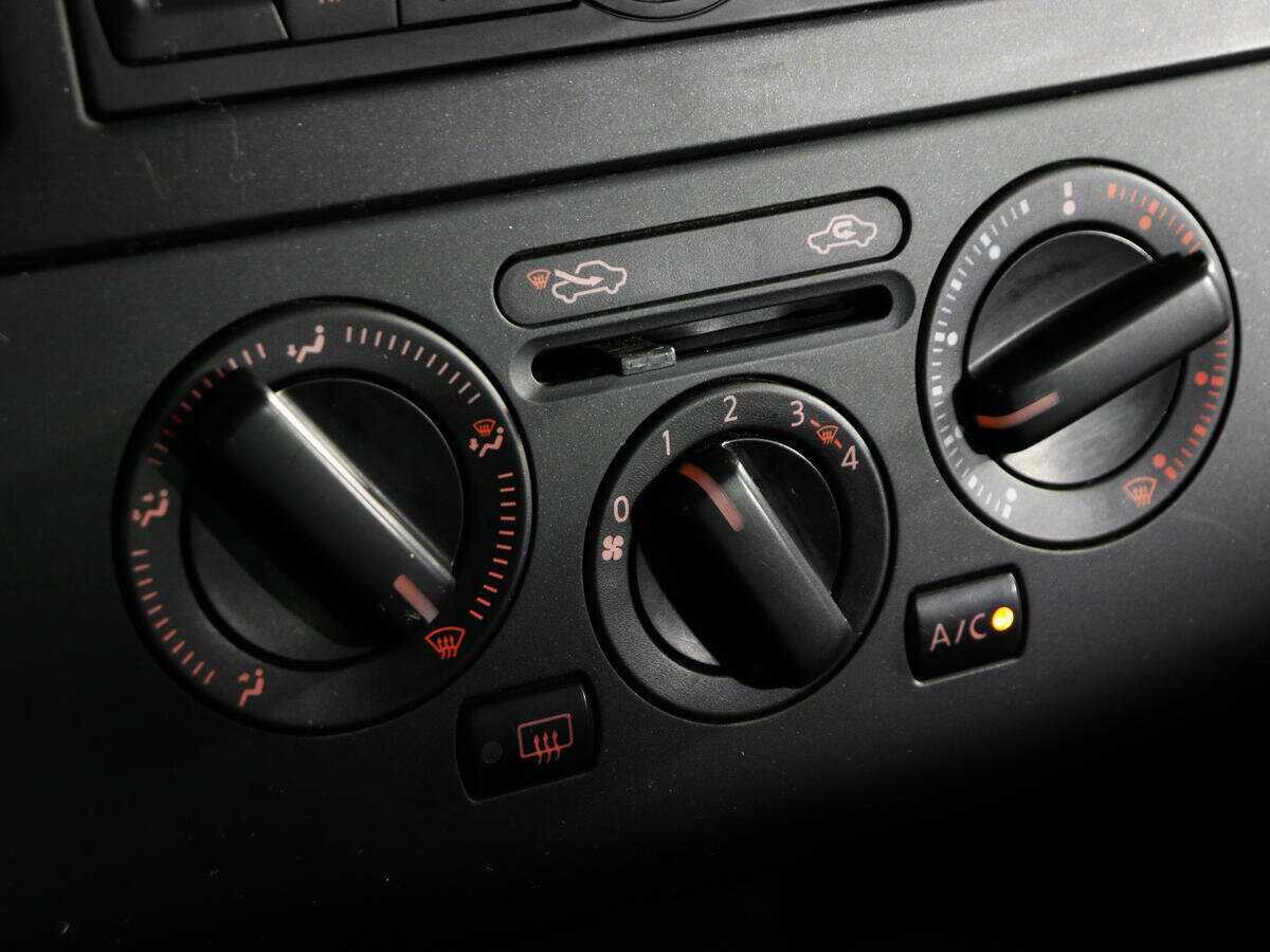 Nissan Tiida с пробегом — 2011 год. Фото: #12