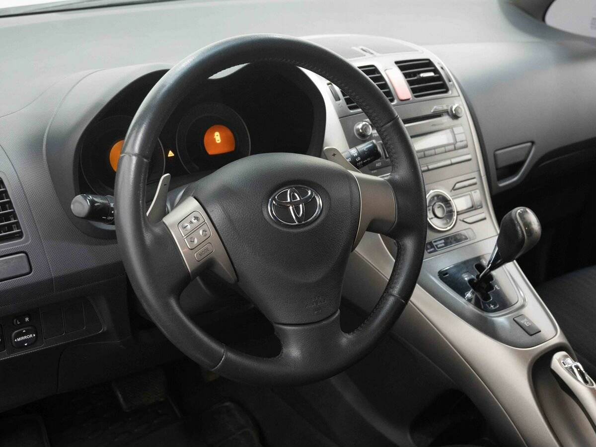 Toyota Auris с пробегом — 2008 год. Фото: #13