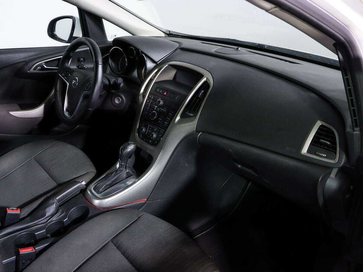 Opel Astra с пробегом — 2012 год. Фото: #6