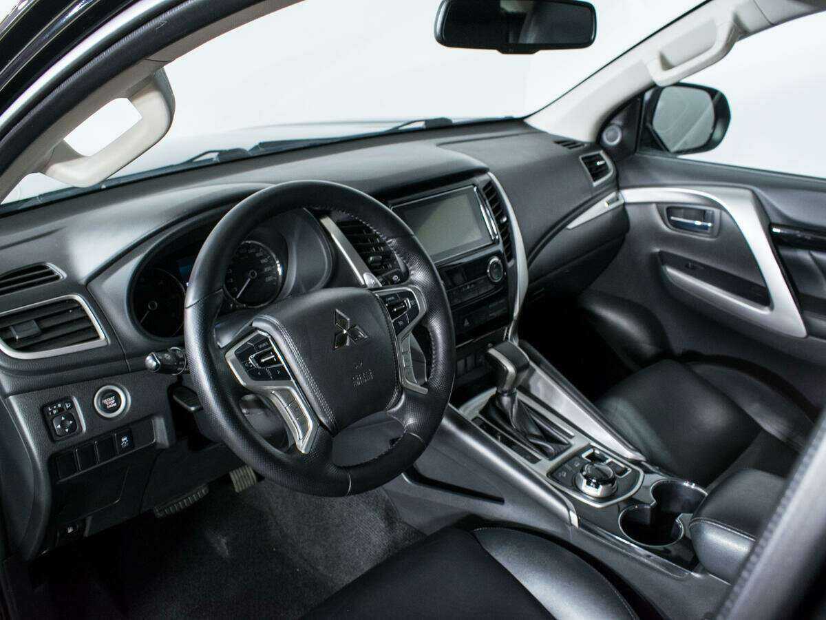 Mitsubishi Pajero Sport с пробегом — 2019 год. Фото: #12