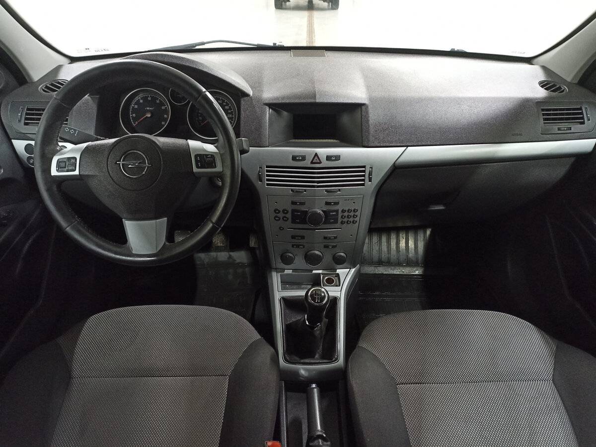 Opel Astra с пробегом — 2011 год. Фото: #13
