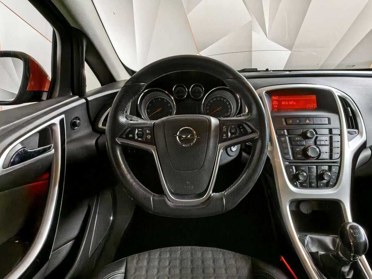 Opel Astra с пробегом — 2012 год. Фото: #14