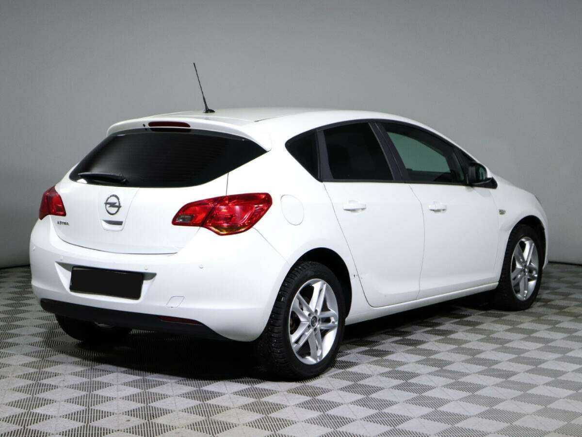 Opel Astra с пробегом — 2011 год. Фото: #3