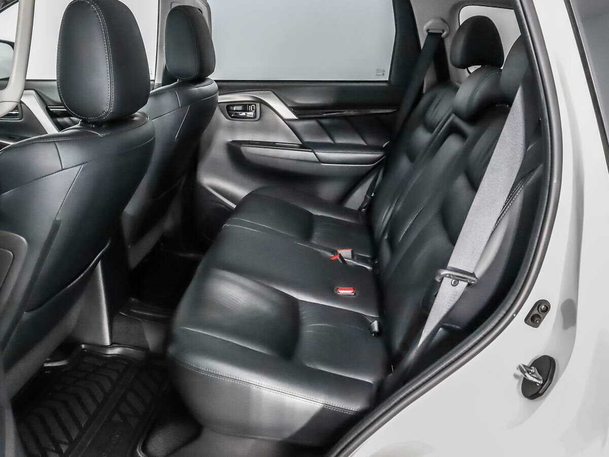 Mitsubishi Pajero Sport с пробегом — 2017 год. Фото: #11