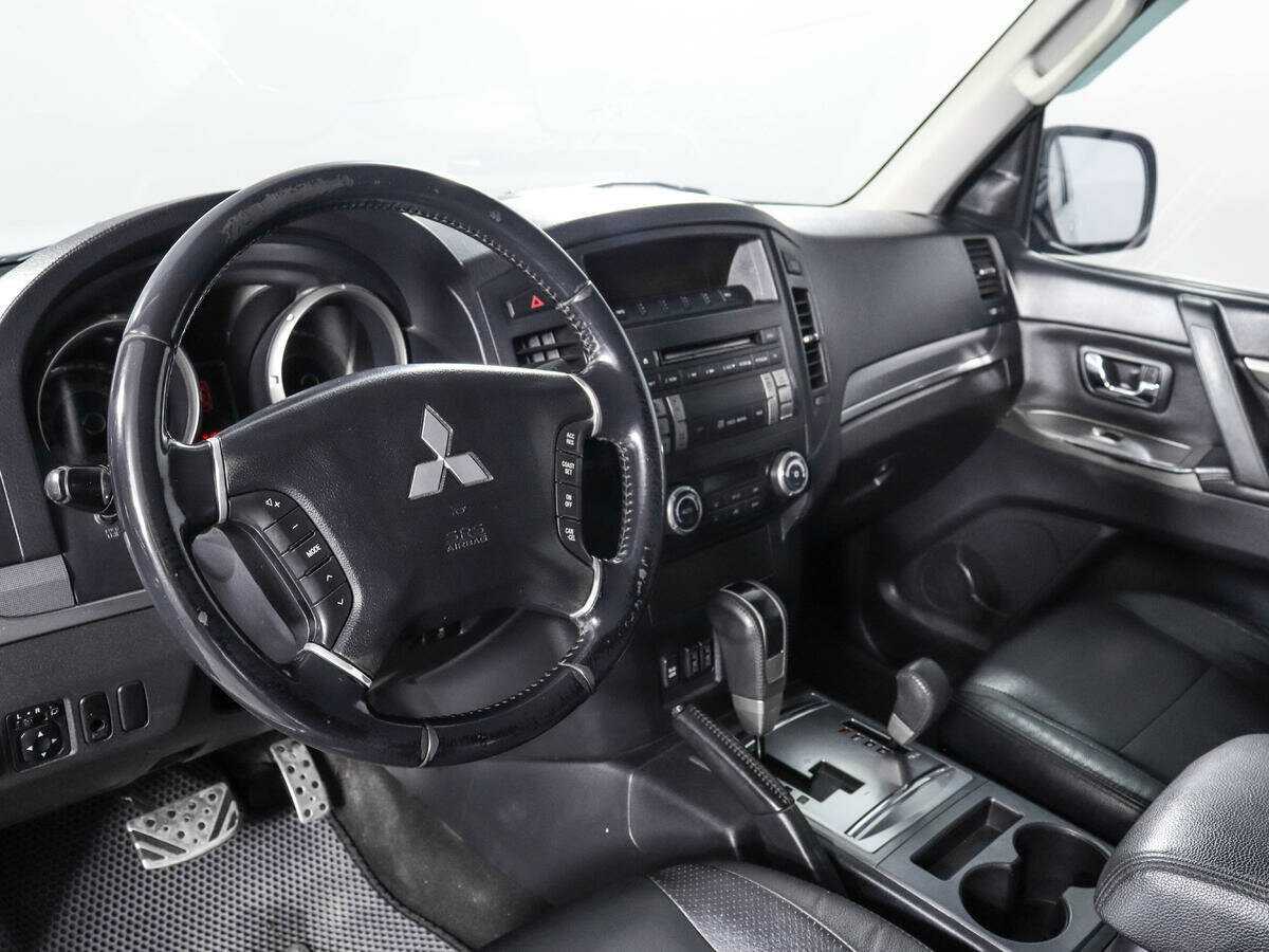 Mitsubishi Pajero с пробегом — 2011 год. Фото: #11