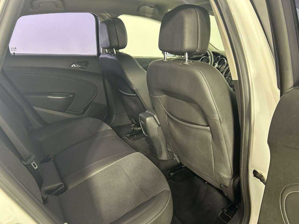 Opel Astra с пробегом — 2011 год. Фото: #15