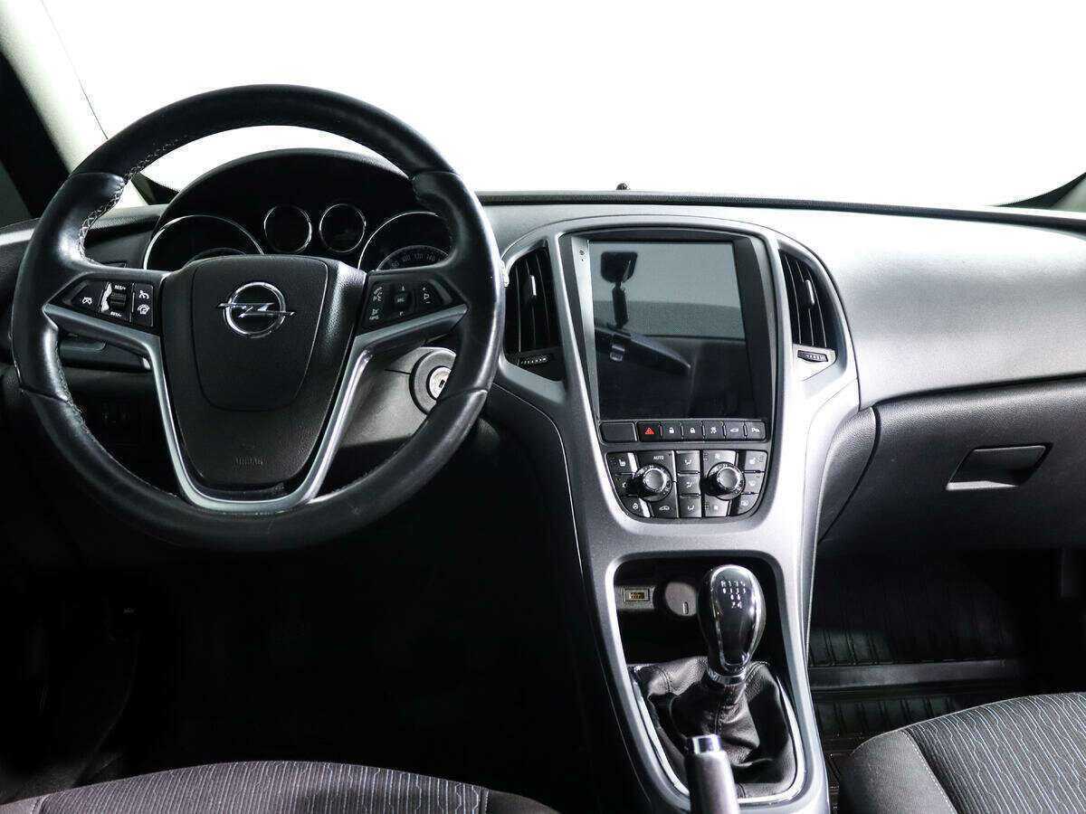 Opel Astra с пробегом — 2013 год. Фото: #11