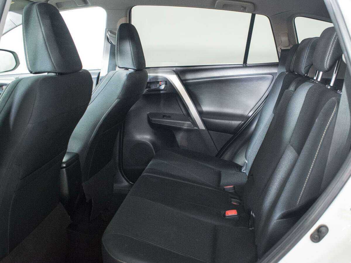 Toyota RAV4 с пробегом — 2013 год. Фото: #7