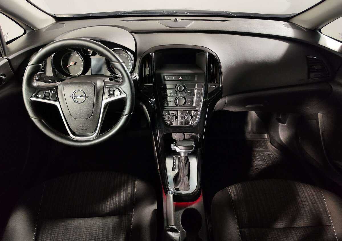 Opel Astra с пробегом — 2012 год. Фото: #6
