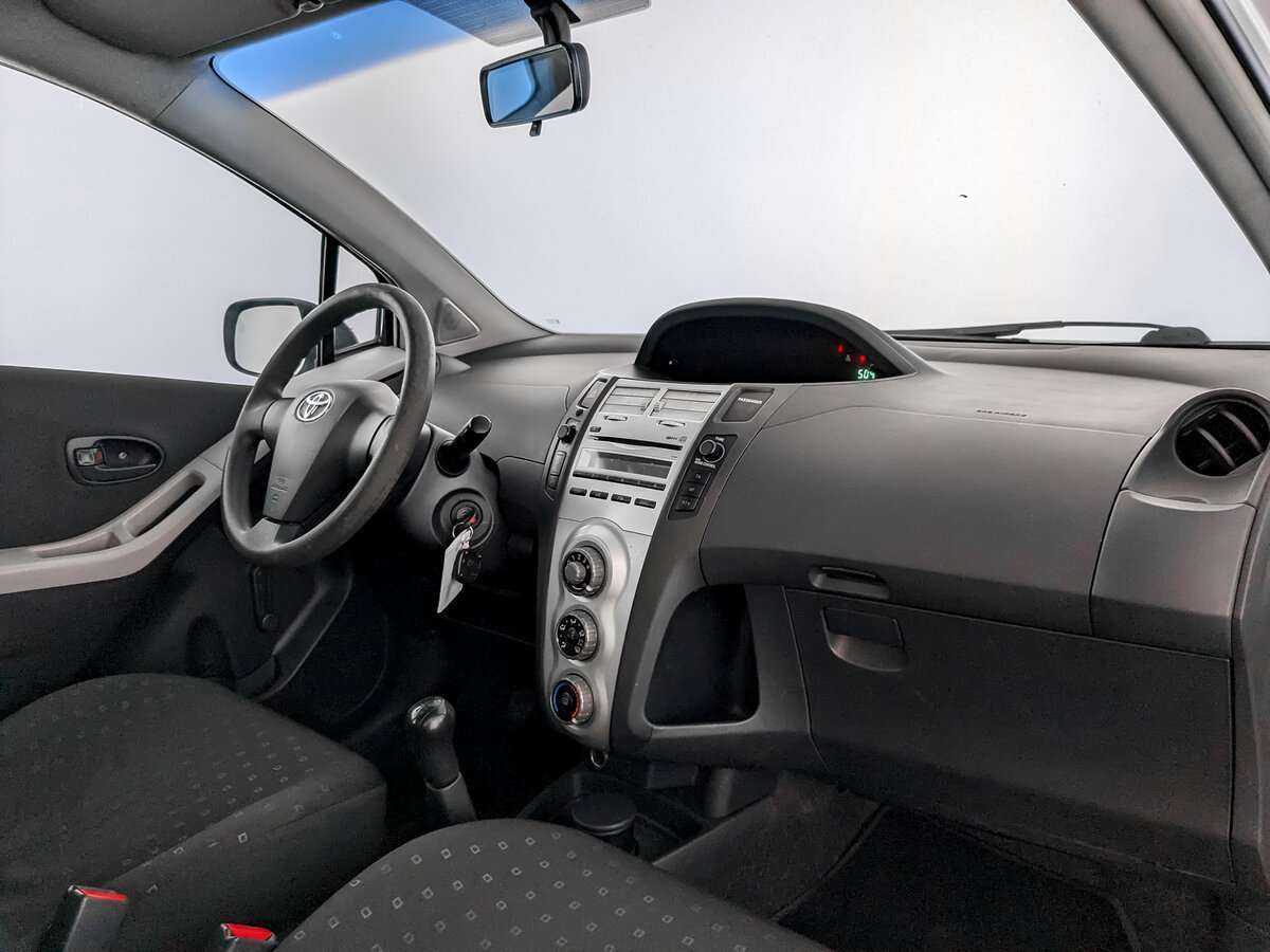 Toyota Yaris с пробегом — 2007 год. Фото: #8