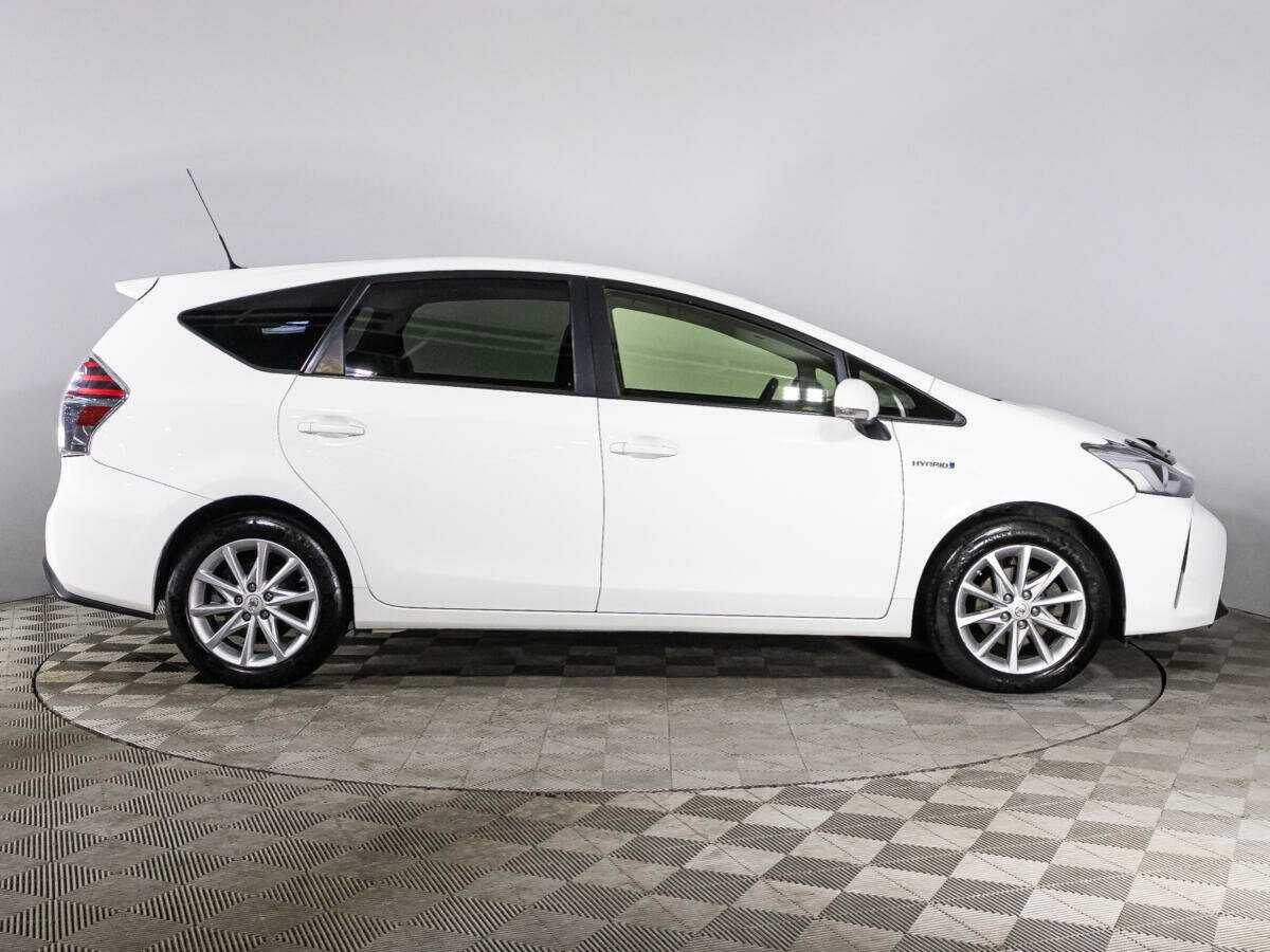 Toyota Prius v (+) с пробегом — 2015 год. Фото: #3
