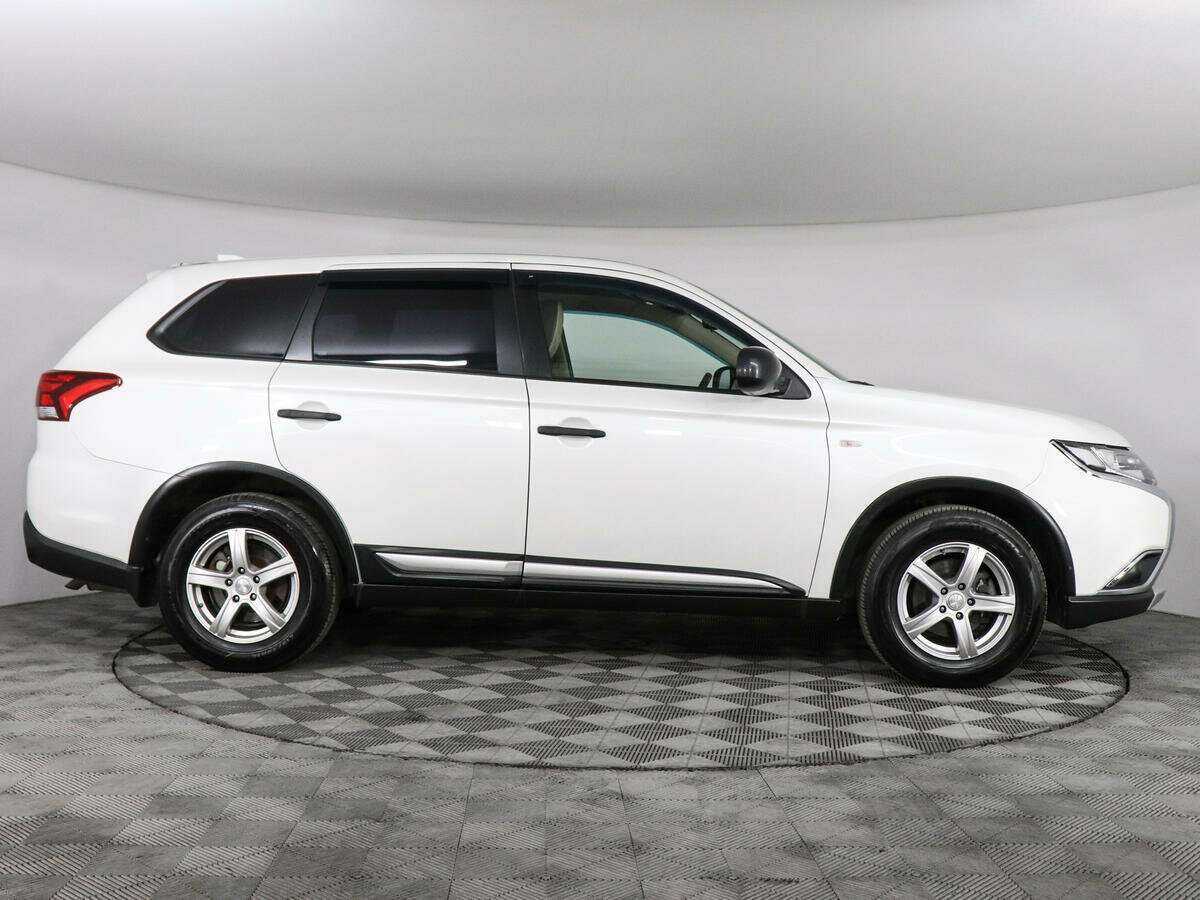 Mitsubishi Outlander с пробегом — 2017 год. Фото: #3