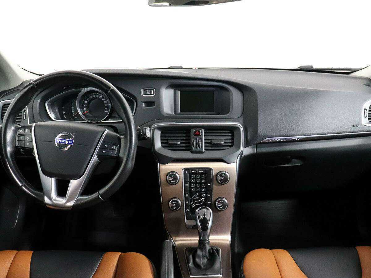 Volvo V40 Cross Country с пробегом — 2015 год. Фото: #10