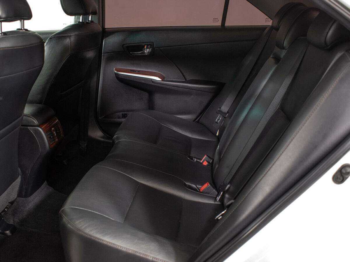 Toyota Camry с пробегом — 2014 год. Фото: #9