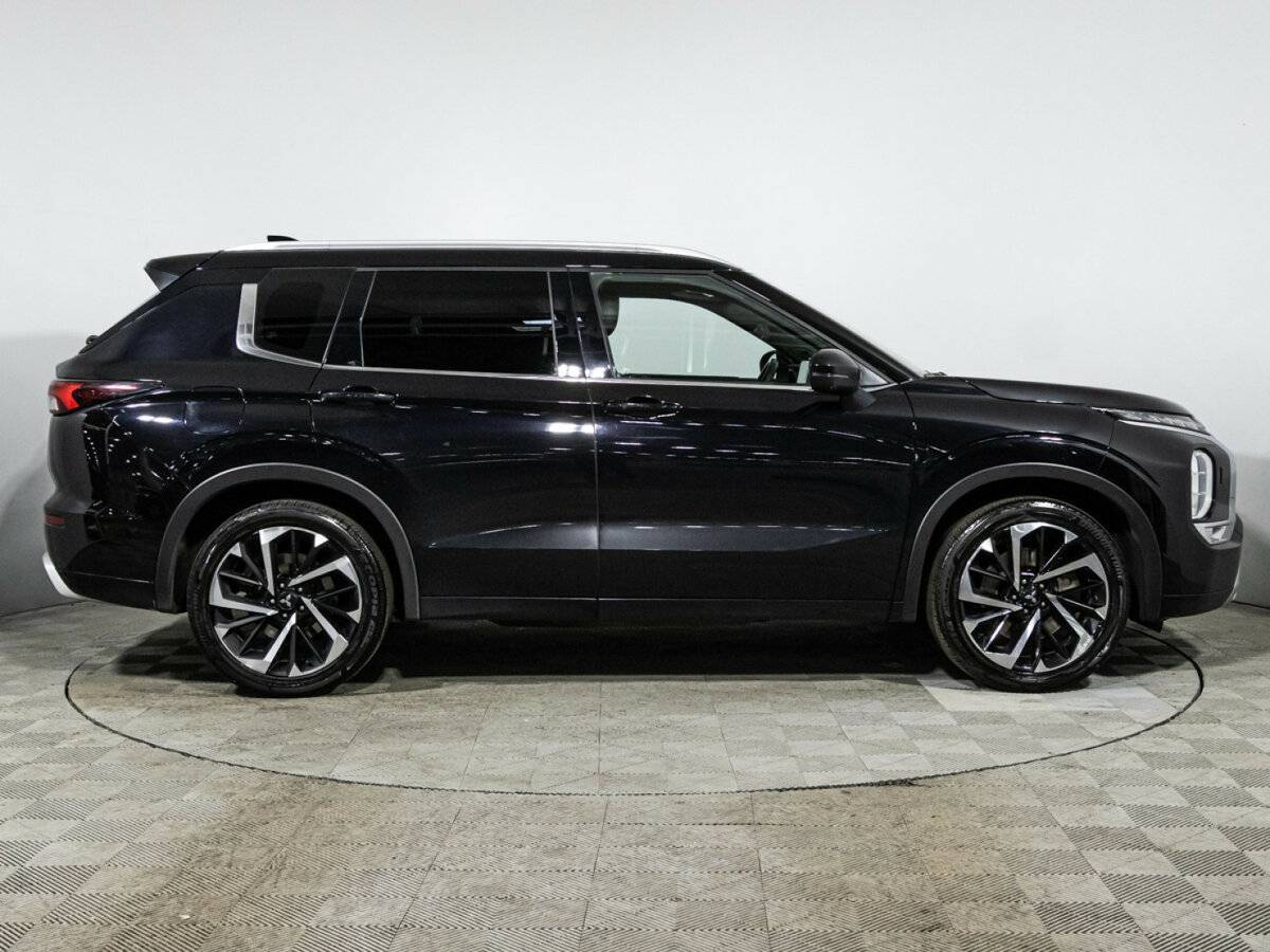 Mitsubishi Outlander с пробегом — 2023 год. Фото: #3